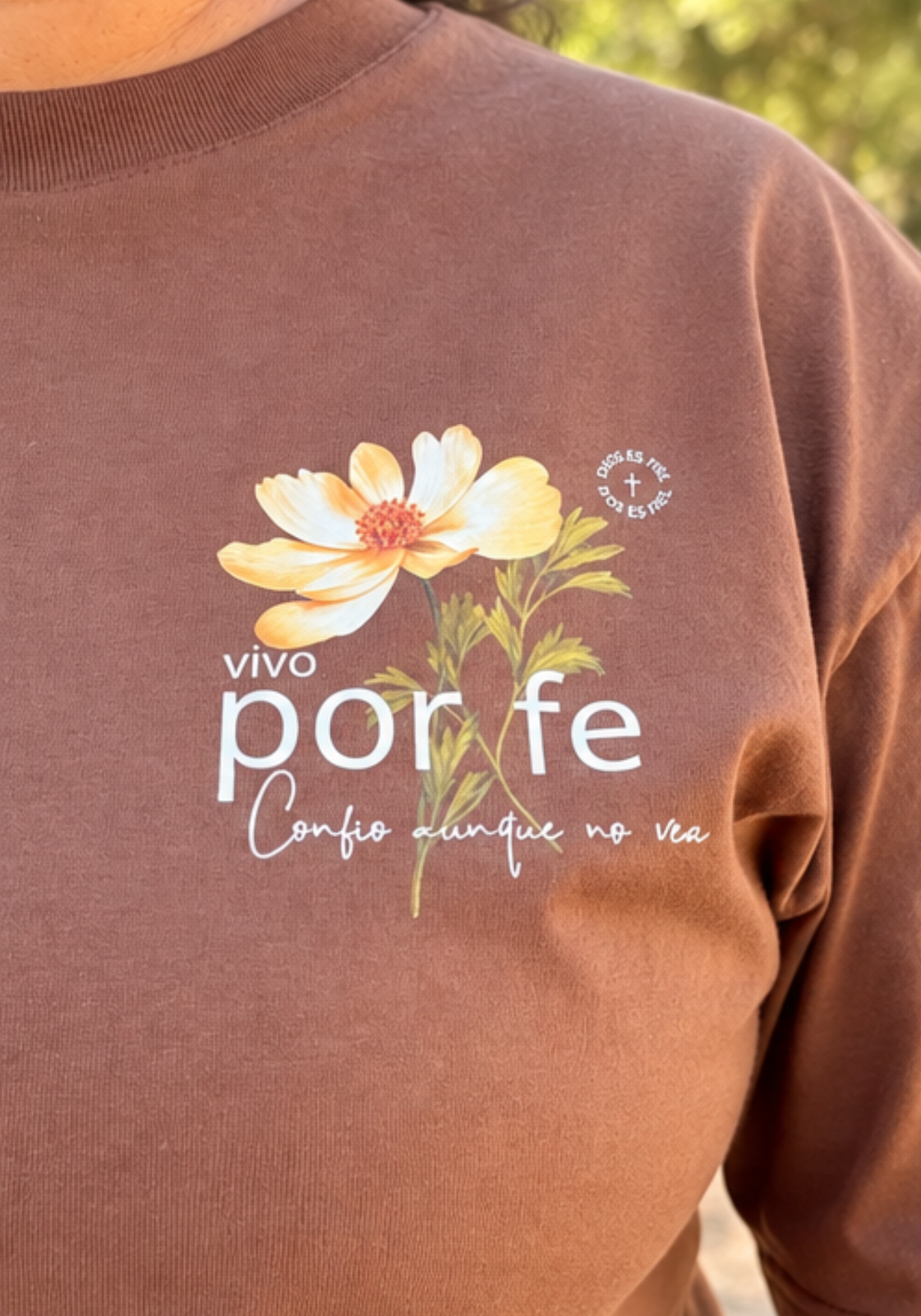 Vivo por Fe – Camisa en color chocolate